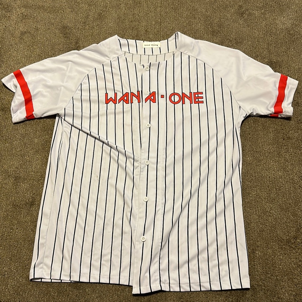 K POP WANNA ONE WHITE RED BASEBALL CONCERT JERSEY